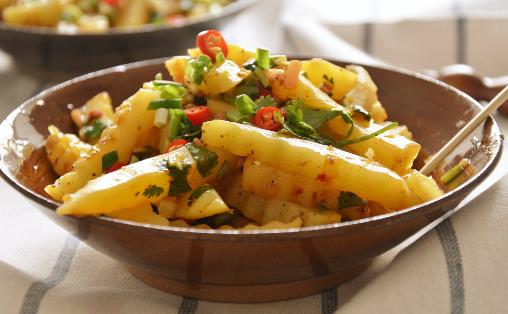 燜煮土豆吃膩了?不妨換這做法嘗嘗,軟爛美味,酸甜可口