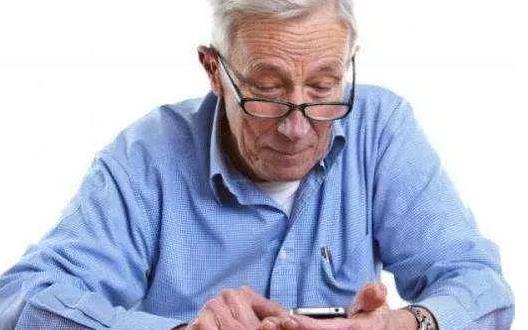 老眼昏花不一定是老視 黑暗環(huán)境中看手機誘發(fā)青光眼