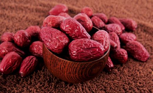 紅棗應該生吃還是熟吃？營養(yǎng)專家提醒：腸胃不好的人，別