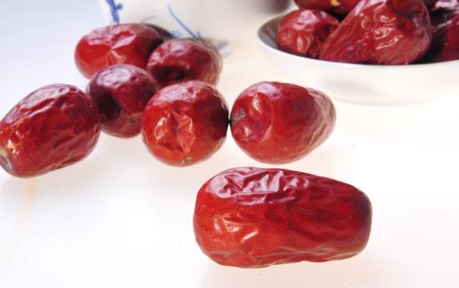 紅棗應該生吃還是熟吃？營養(yǎng)專家提醒：腸胃不好的人，別