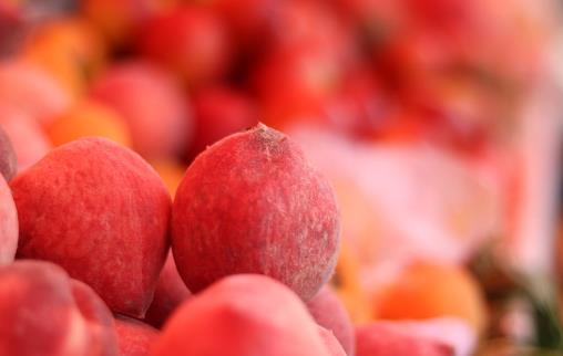 洗桃子還在用鹽嗎？換成“它”，桃毛自己掉，洗得又快又干凈