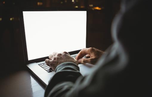 睡前愛玩電腦手機 擔(dān)心疾病找上你