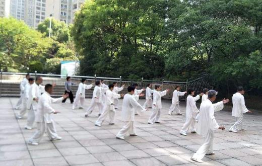 練太極拳是中老年人必備運動 堅持練太極拳的好處