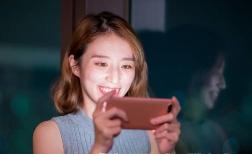 低頭玩手機等于扛一袋大米？造成的3大危害你可知