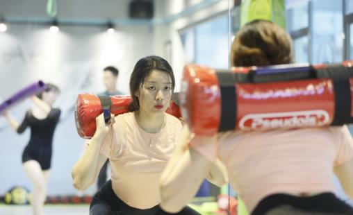 每天100個(gè)深蹲俯臥撐 一年后會(huì)有怎樣的改變