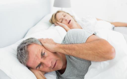 打呼嚕對身體產生危害 九招治療打鼾