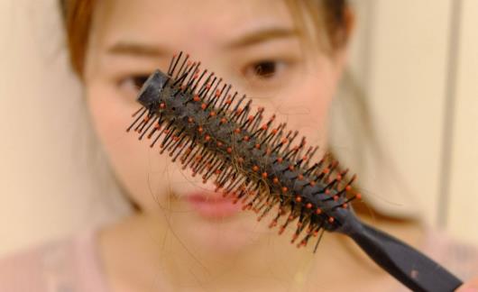 中年人的頭發會掉會變白的原因 做好預防遠離這些困擾