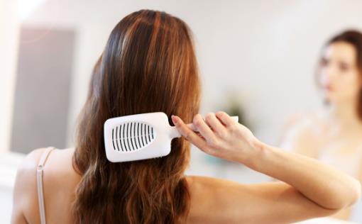 早晚梳頭100次，若能堅持六個月，這些喜人變化或許悄悄降