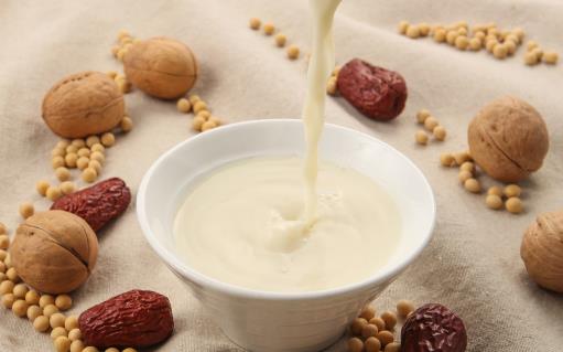 自制藥膳豆?jié){食譜多喝好處多 如何選擇合適的豆?jié){機(jī)