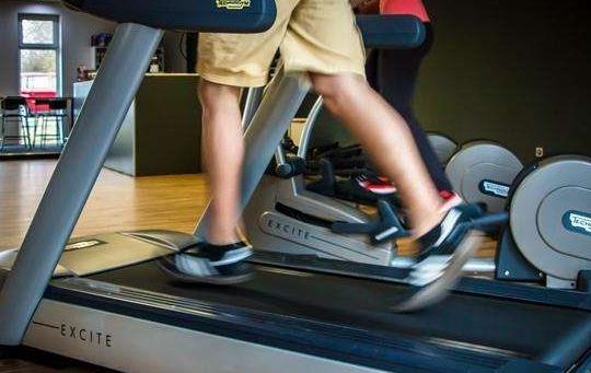 利用跑步機進行減肥 避免跑步機跑步傷膝蓋的方法