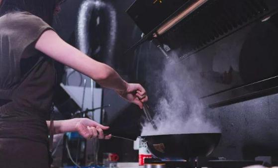 廚房的油煙給身體健康帶來大的隱患 減少廚房油煙通風工作要做好