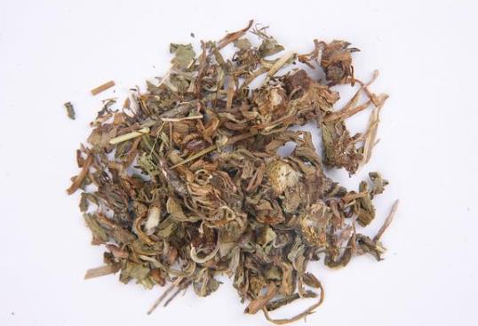 長(zhǎng)期睡前玩手機(jī)的人，面部若有3癥狀，可能是肝在“吐槽”